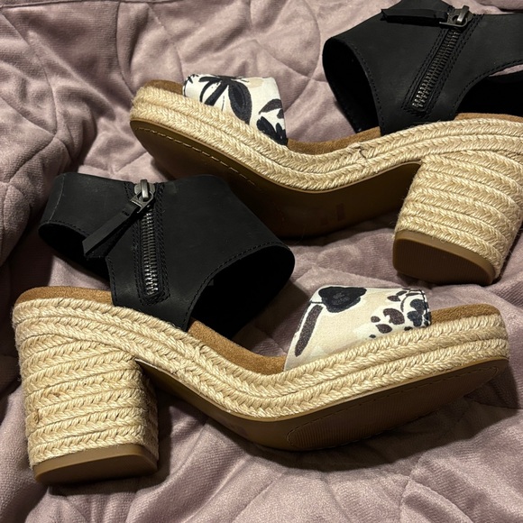 Tom’s Black and White Floral Women's Sandals - Picture 4 of 5